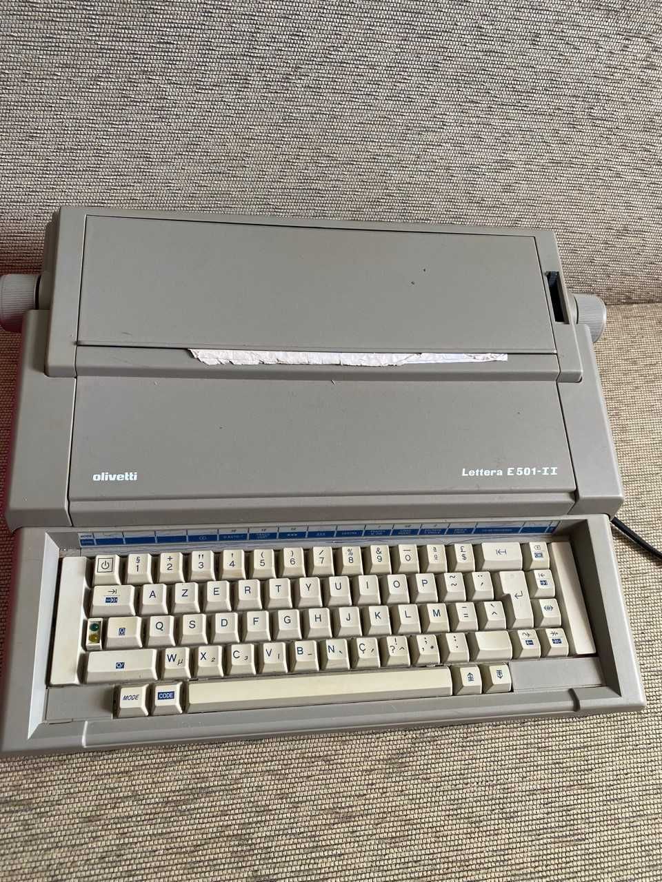 Máquina de escrever Olivetti E501 II