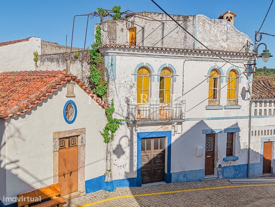 Casa Histórica com quintal para recuperar em Amieira do Tejo