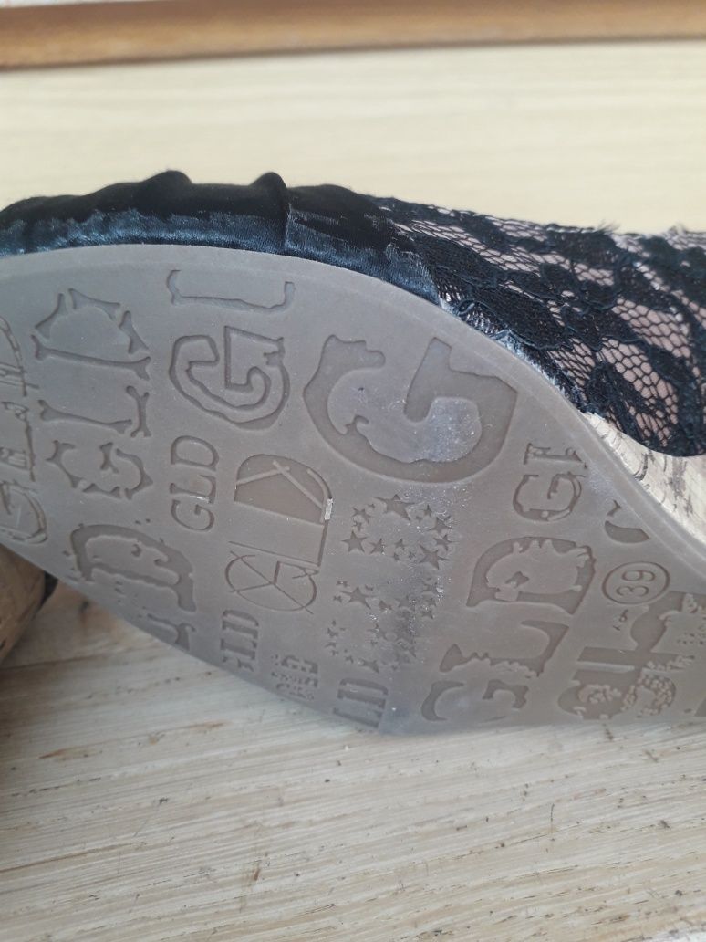 Buty na koturnie