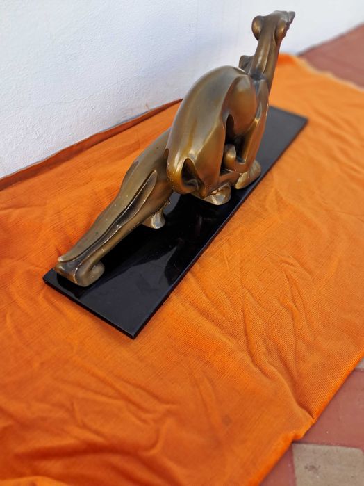 Escultura dos galgos antiga.