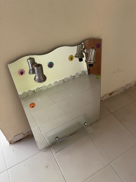 Espelho com suporte para lâmpadas