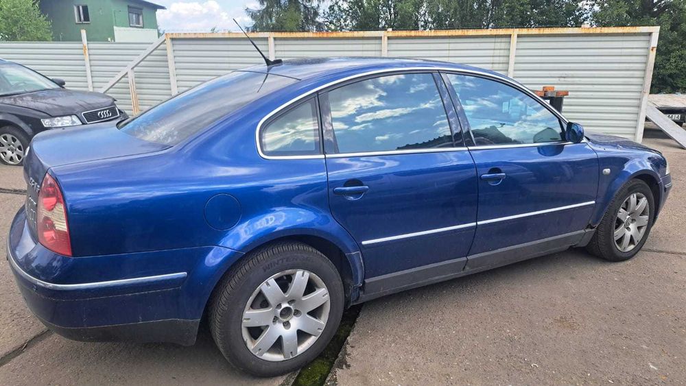 drzwi prawe tył  sedan  Volkswagen Passat B5 FL, kod LC5X