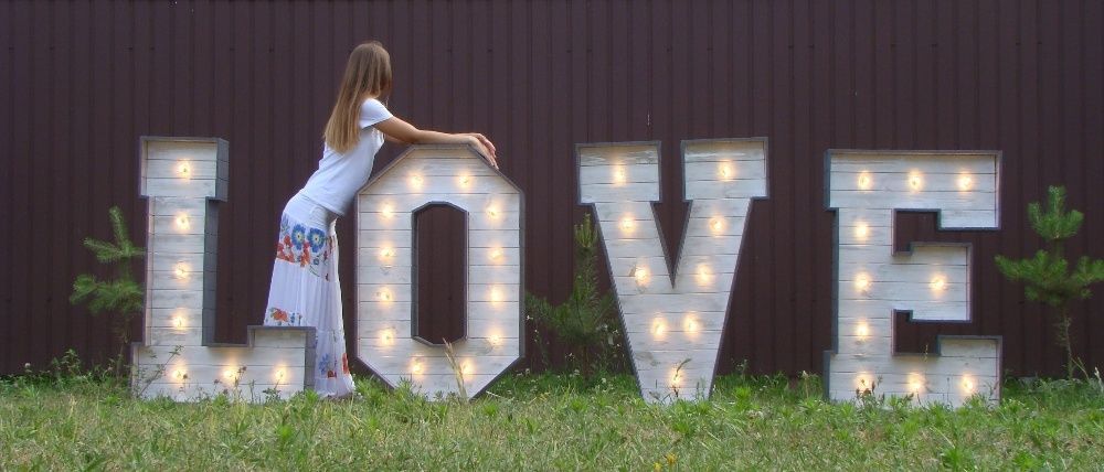 Оренда 3000 грн букви LOVE з лампочками на весілля