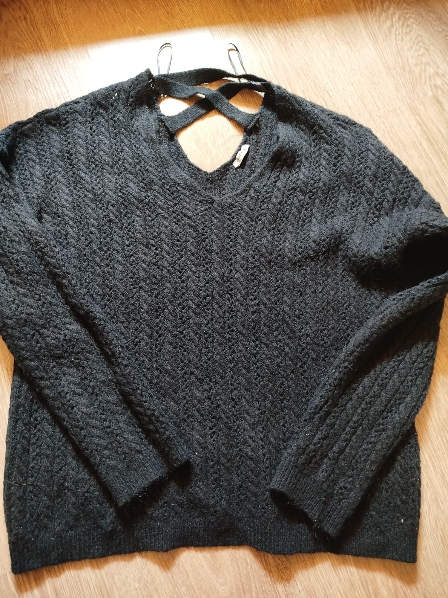 Granatowy sweter Orsay
