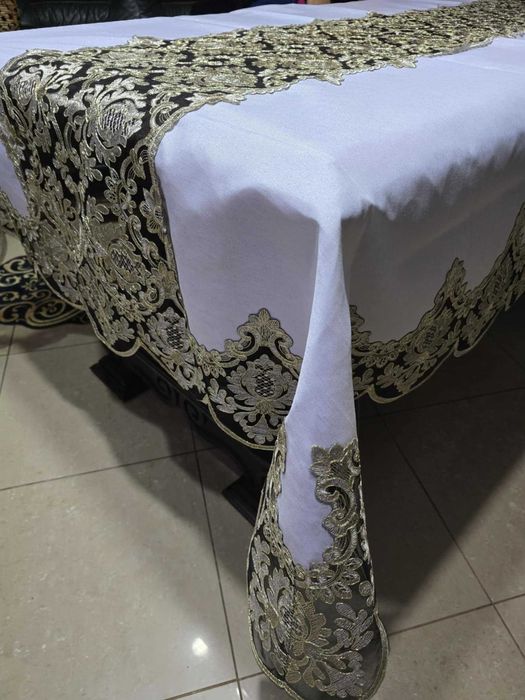 obrus 220x150 BIALY ,mieniący,plamoodporny+HAFTY stare złoto GLAMOUR