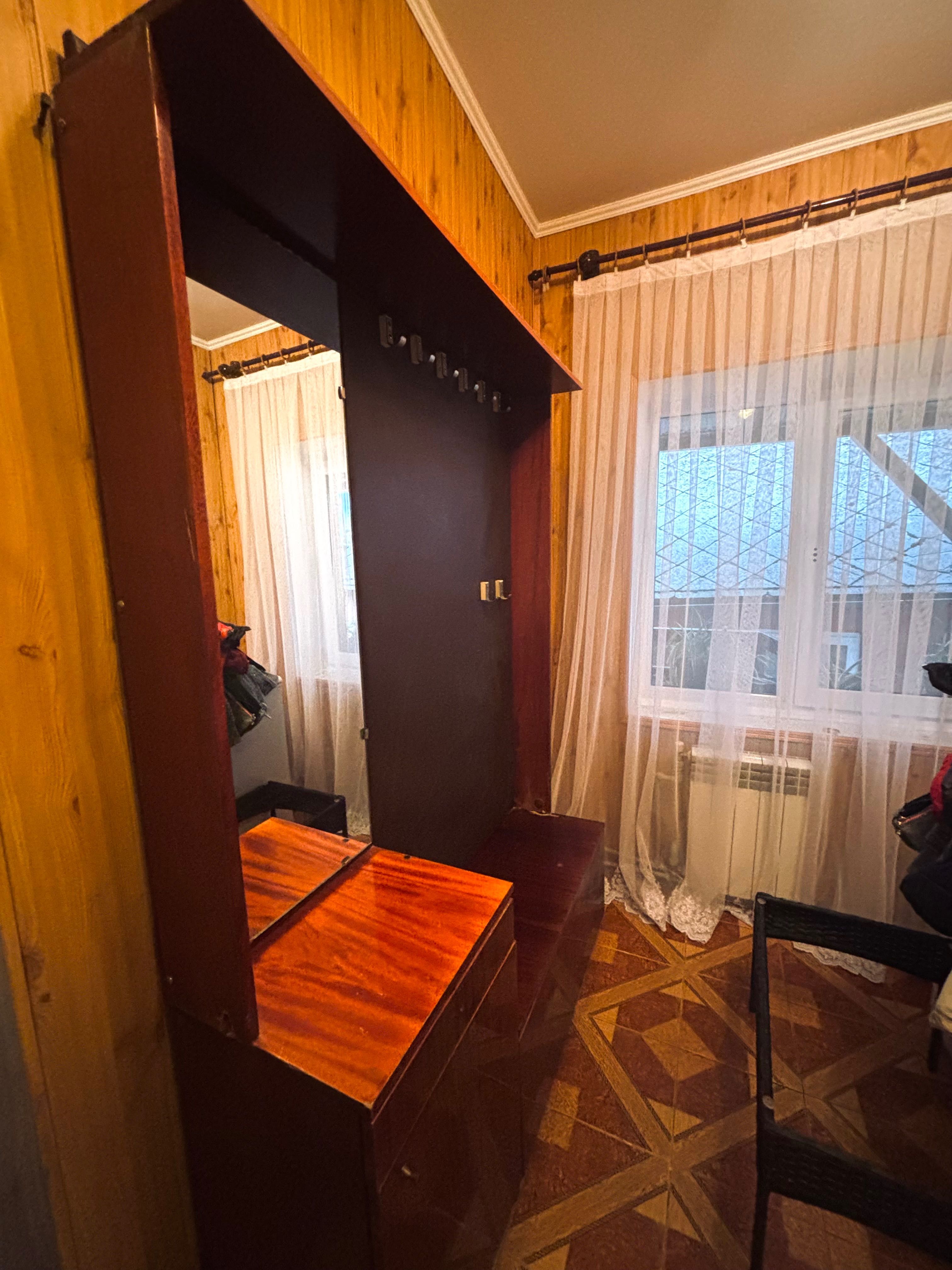 Вішак в прихожу.