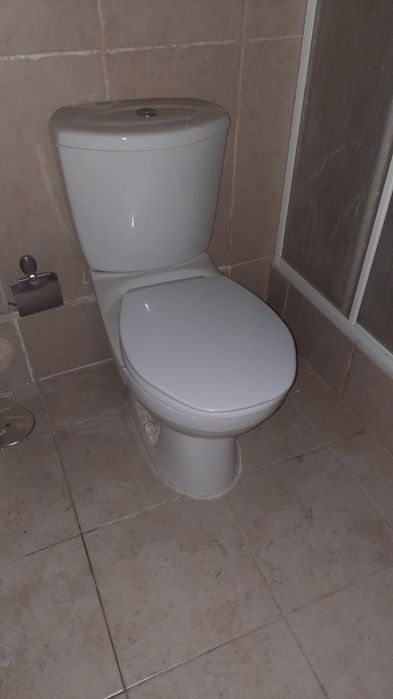 Base com resguardo de casa banho, sanita, bidé e Lavatório