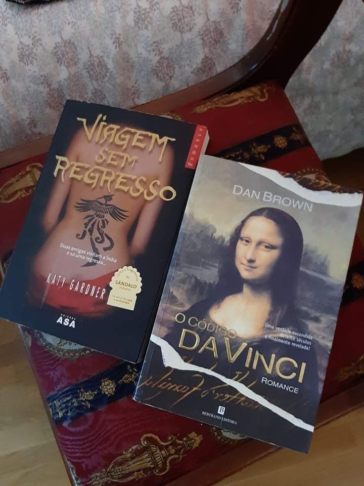 Vendo 2 livros em muito bom estado