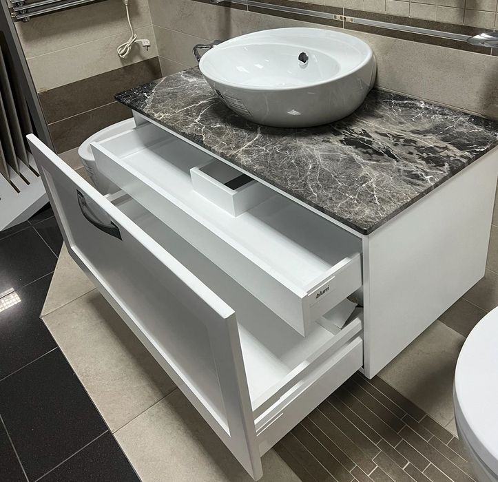 Підвісна Тумба з натурального дерева та  раковиною .