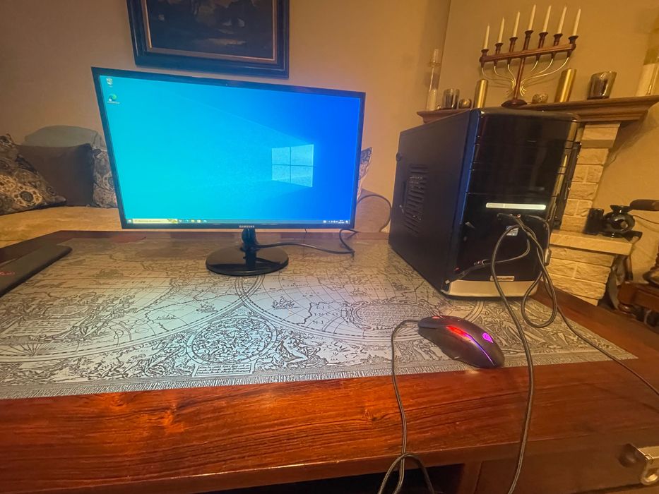 Komputer z monitorem