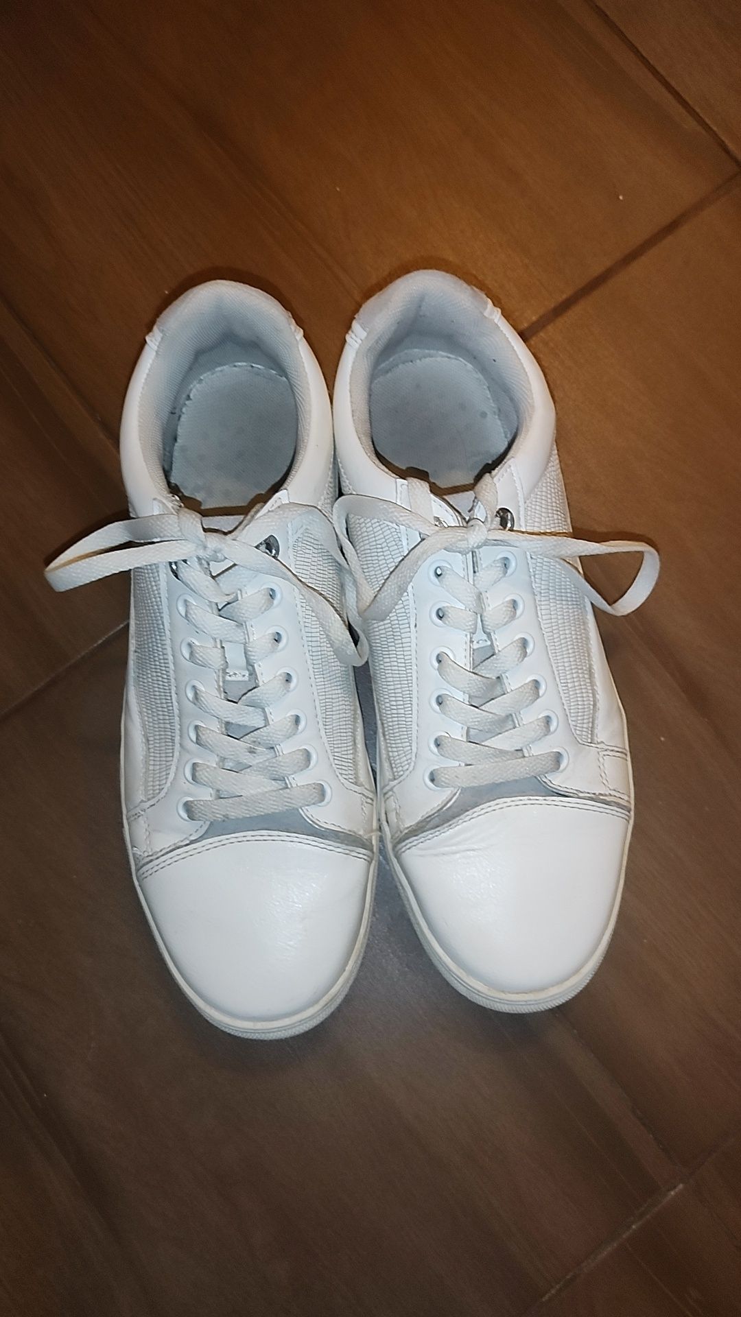 Białe buty mało używane
