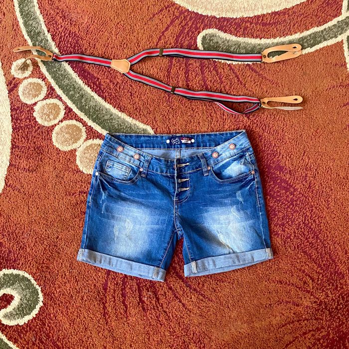 Жіночі джинсові шорти з підтяжками