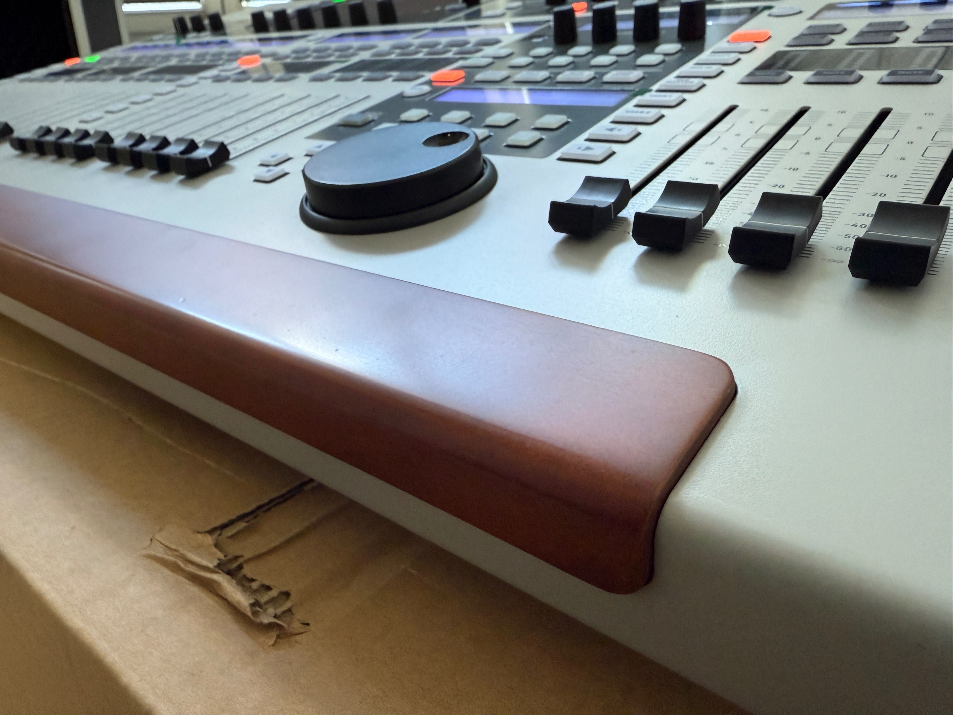 Mesa de Mistura Behringer Wing