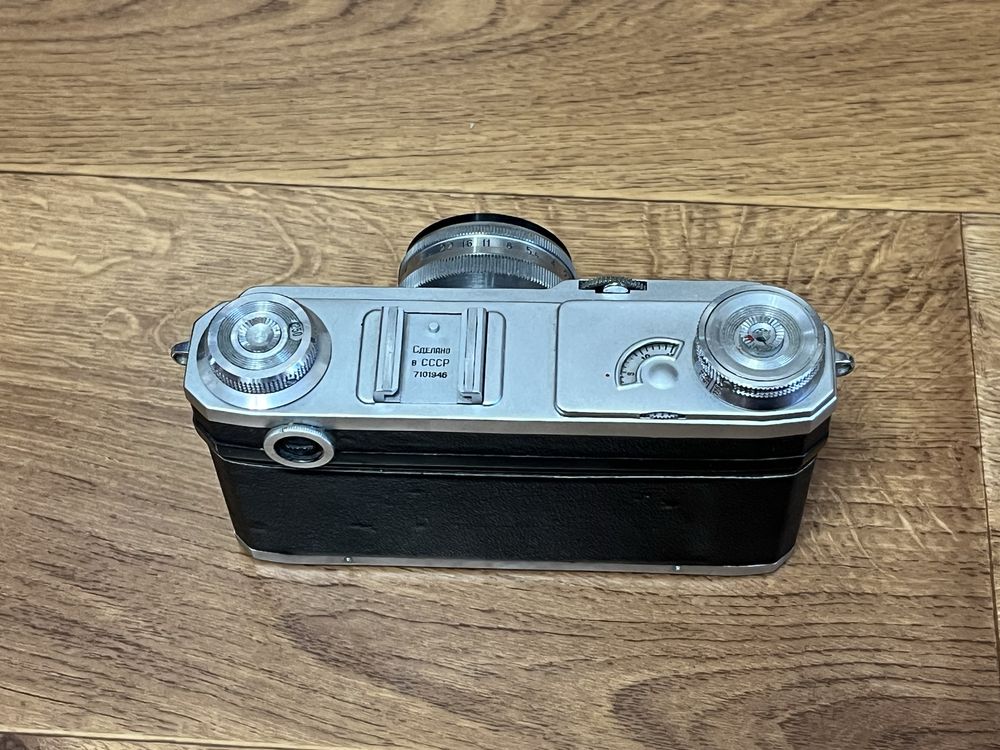 плівковий фотоапарат “Київ-4М” з об’єктивом “Юпітер-8М”