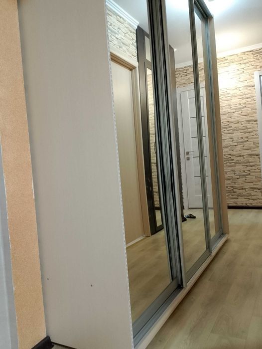 Великий шкаф на три секції