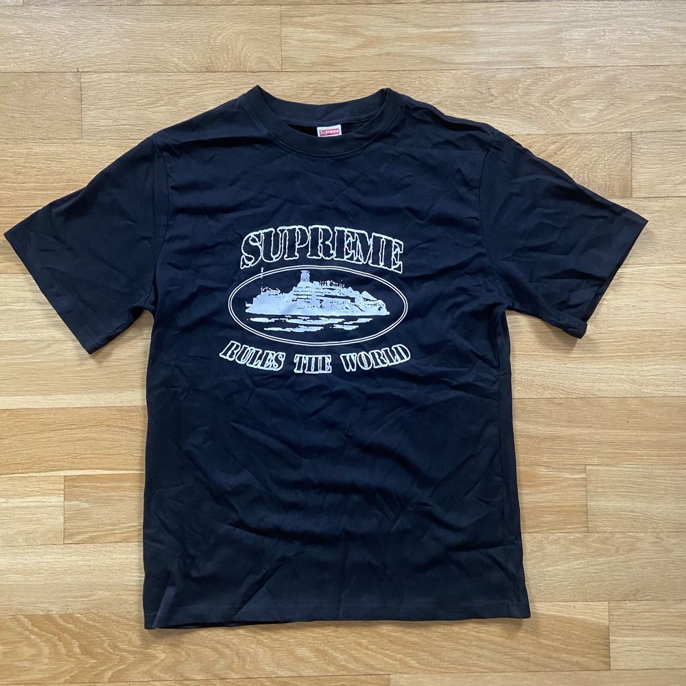 T-shirt Supreme x Corteiz "Rules The World" Czarna Rozmiar L