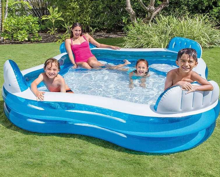 Piscina insuflável com quatro poltronas     229 x 229 x 66 cm     NOVO