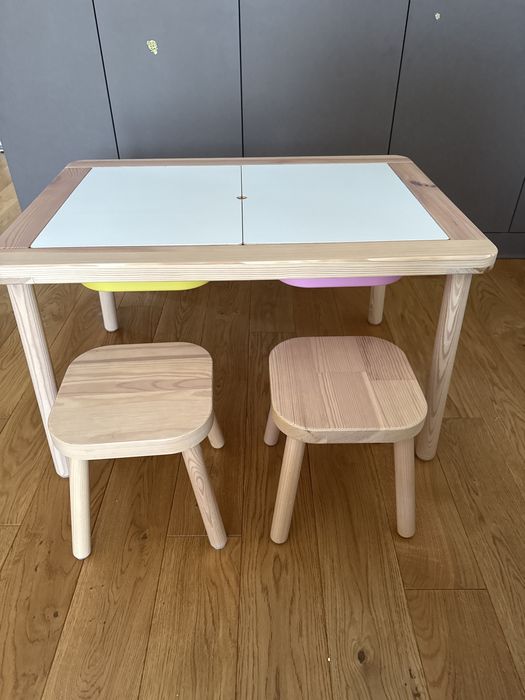 Stolik dziecięcy IKEA FLISAT (+2 wkłady TROFAST) i 2 stołki FLISAT