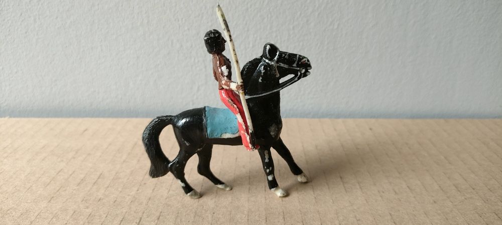 Żołnierzyki PRL - Indianin na koniu z oszczepem