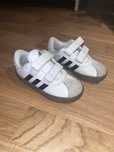 Tenis criança Adidas tamanho 26