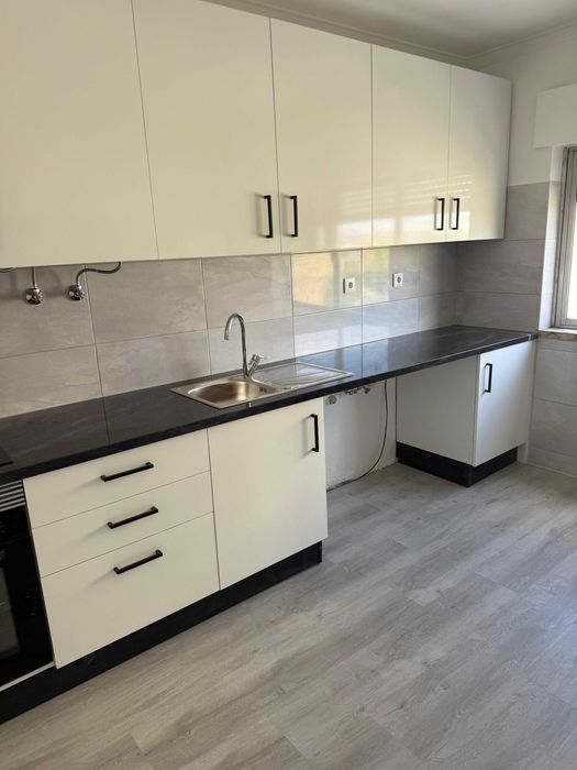 Arrendo T2 Remodelado com 3 assoalhadas no Carregado