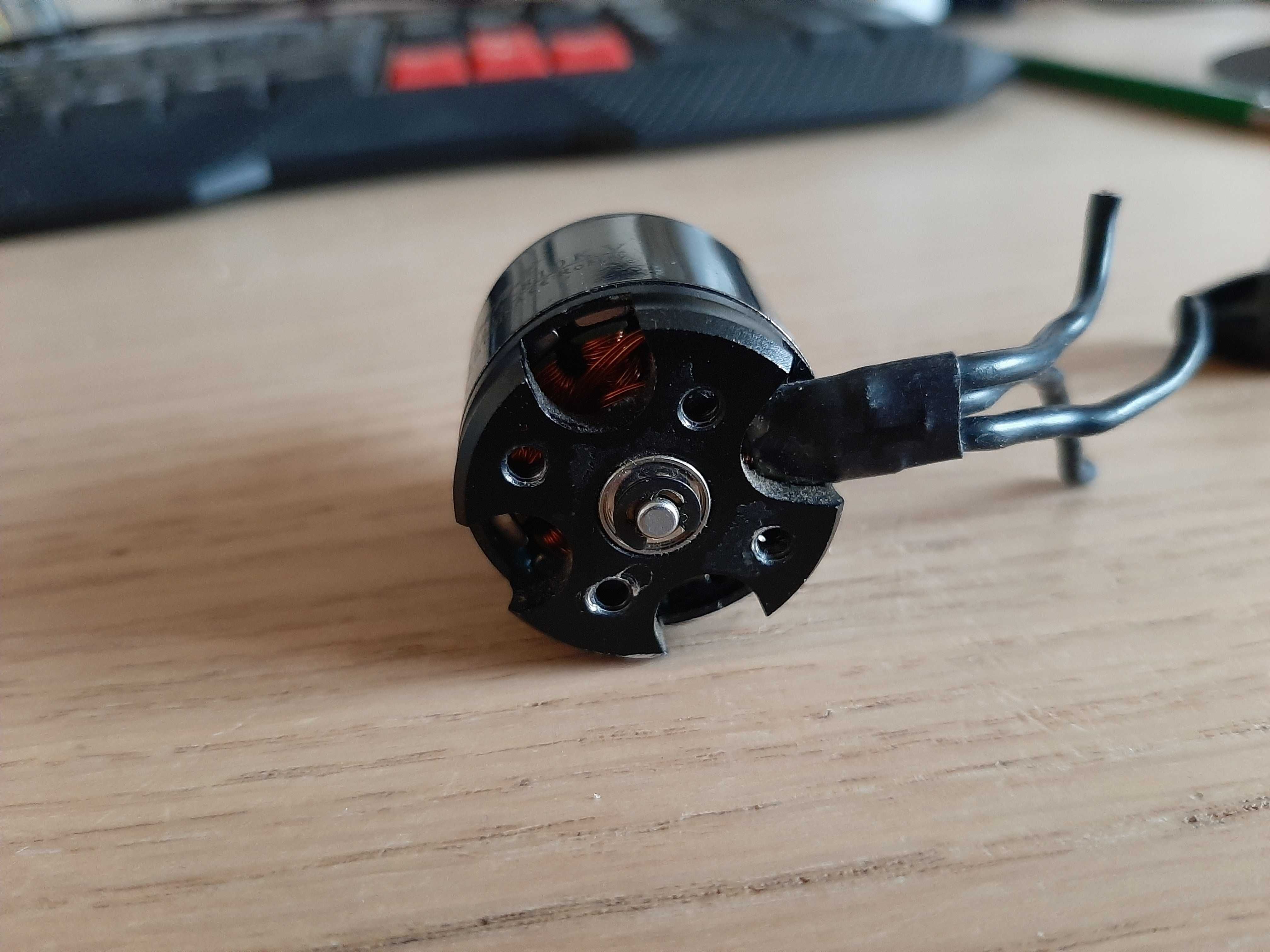 Silnik BLDC Emax MT2216 v1 4s 810KV 4szt do dronów samolotów wing