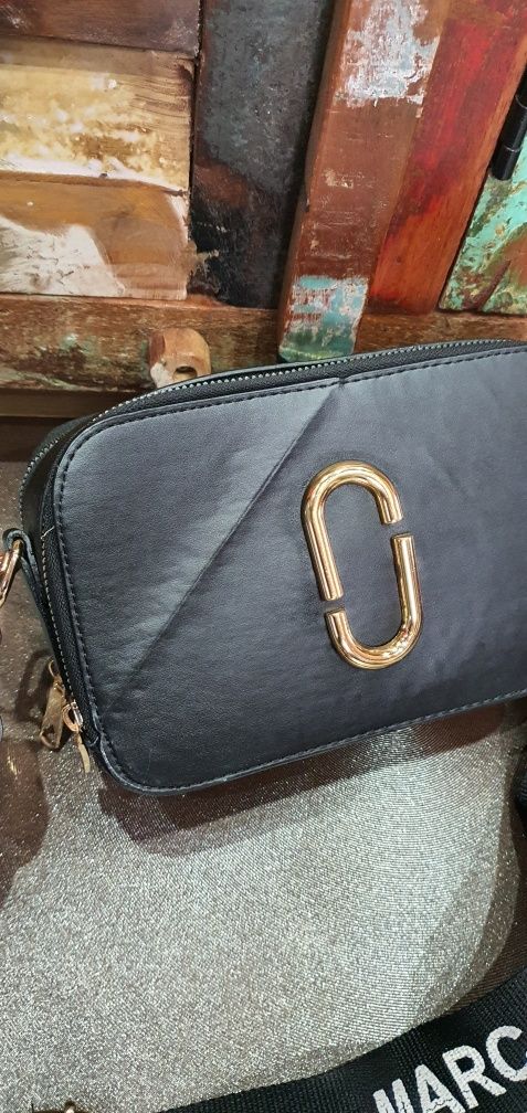 Marc Jacobs czarna torebka listonoszka kuferek szeroki pasek