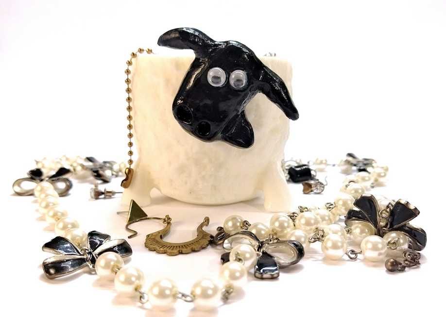 Prezent ukochanej. Baranek, strażnik obrączek, pierścionków, kolczyków