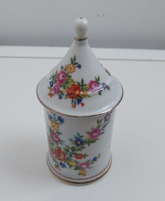 Lindo pote em porcelana da Cof Oliv.Frades