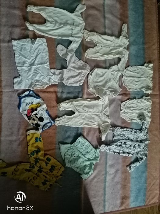 Дитячі речі на новонароджених