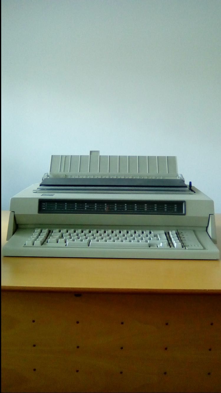 Máquina de escrever IBM 6747-2