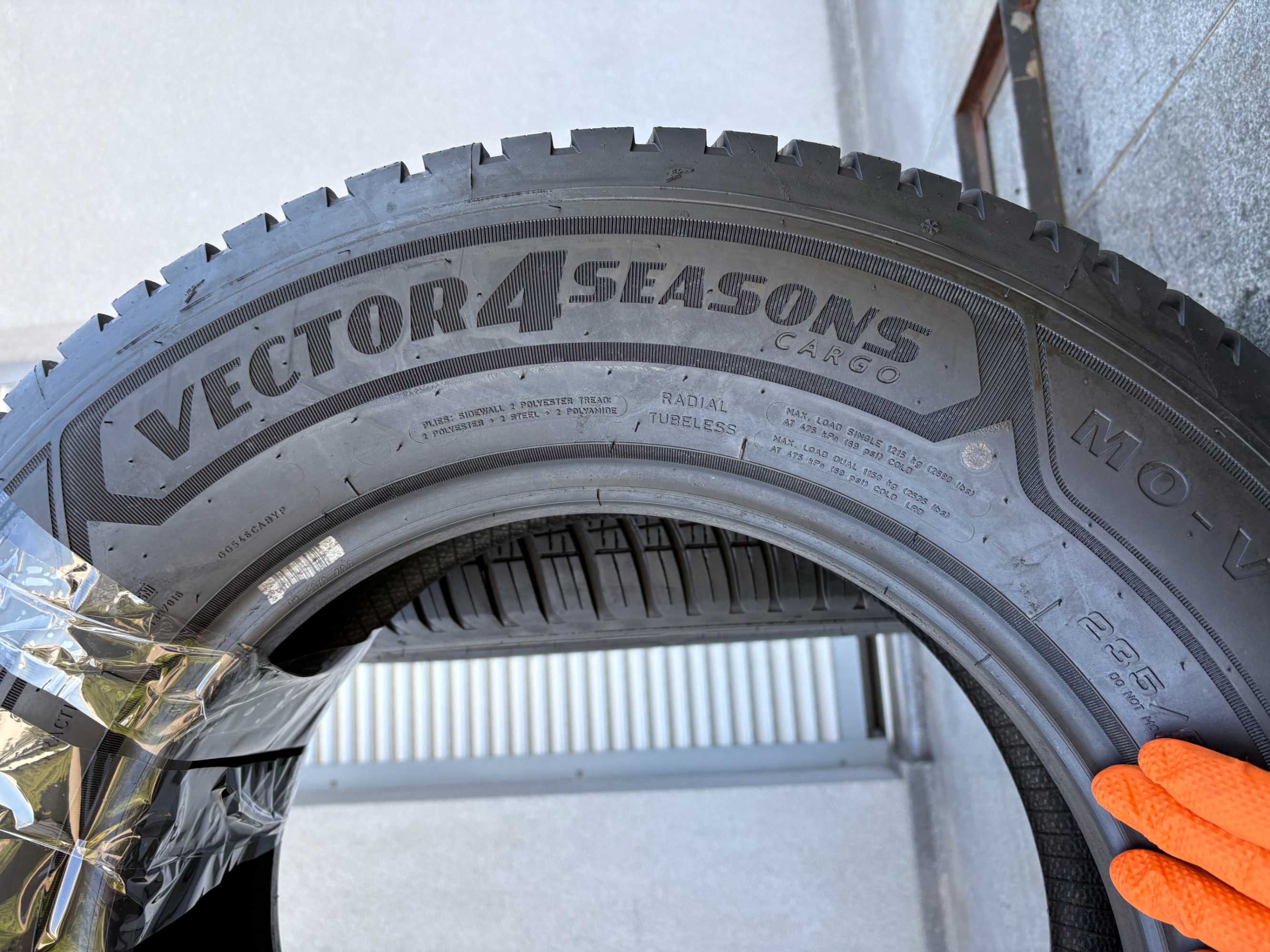 2szt całoroczne 235/65R16C GoodYear 8,4mm 2024r bdb stan! FV23% 4S131
