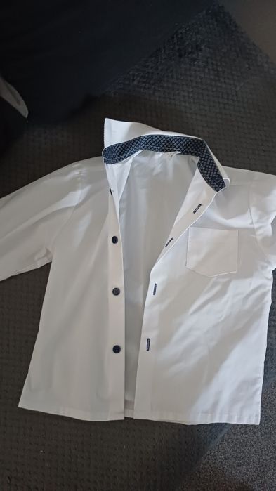 Biała koszula chłopięca