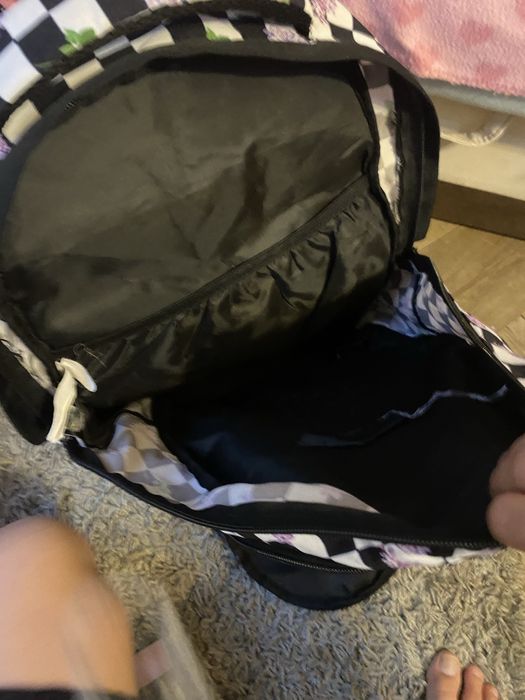 Czarny plecak z kwiatkami