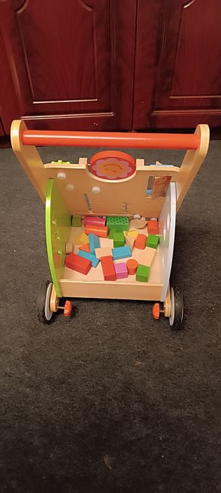Drewniany pchacz / chodzik edukacyjny z klockami