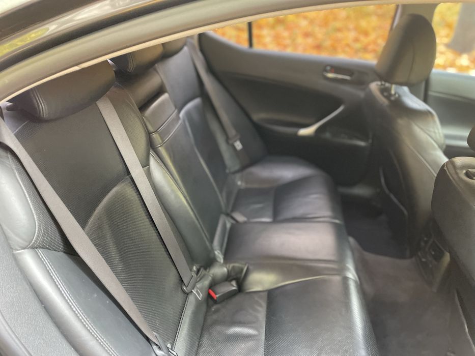 Продаю власне авто Lexus is 220d