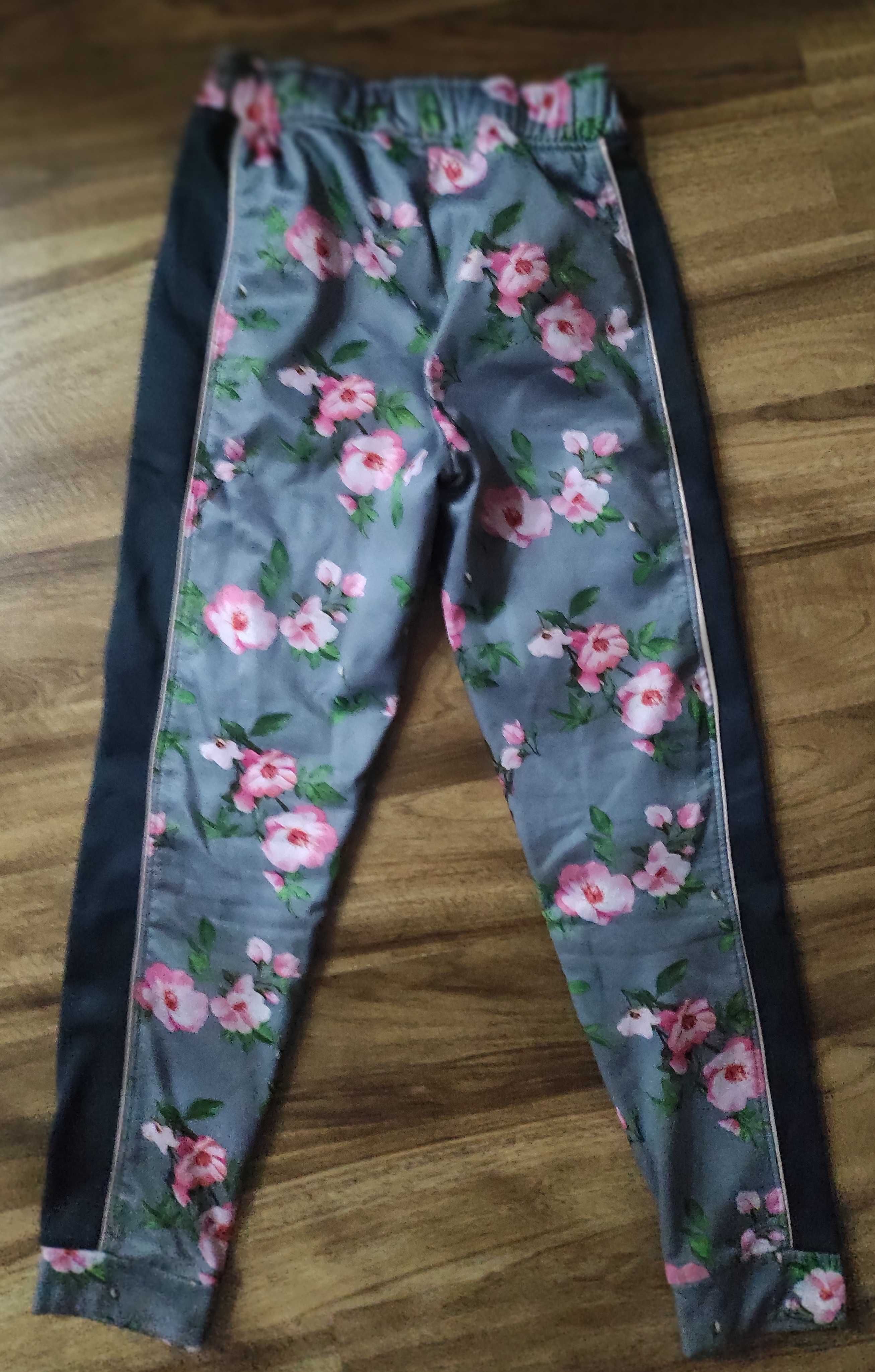 Spodnie dresowe w kwiatki