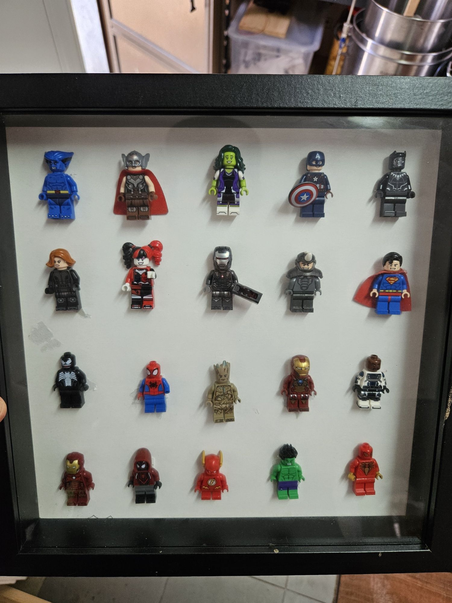 Frame com 20 minifiguras DC/Marvel
