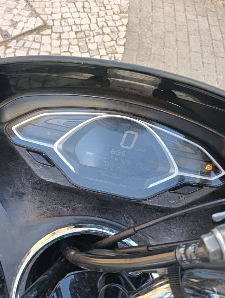PCX 2019 preta e corrente