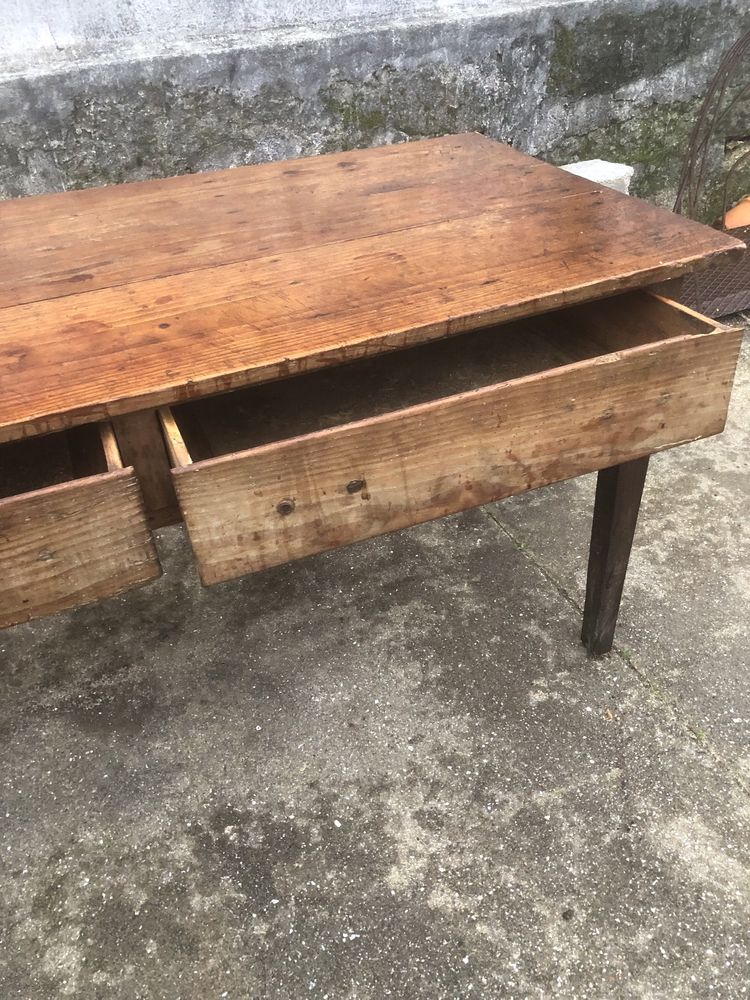 Mesa centenaria em carvalho com duas gavetas em bom estado