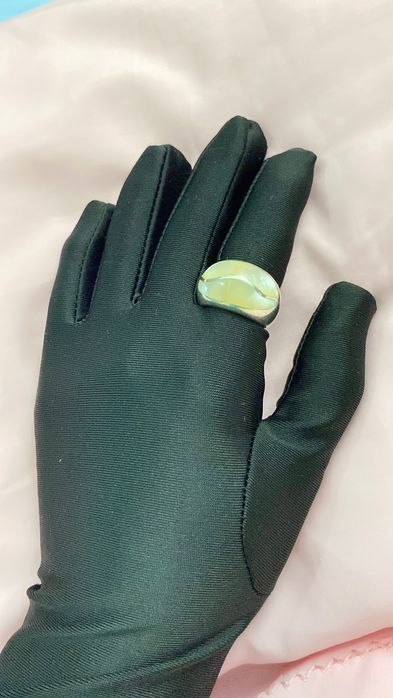 Anel em prata genuína e madrepérola.