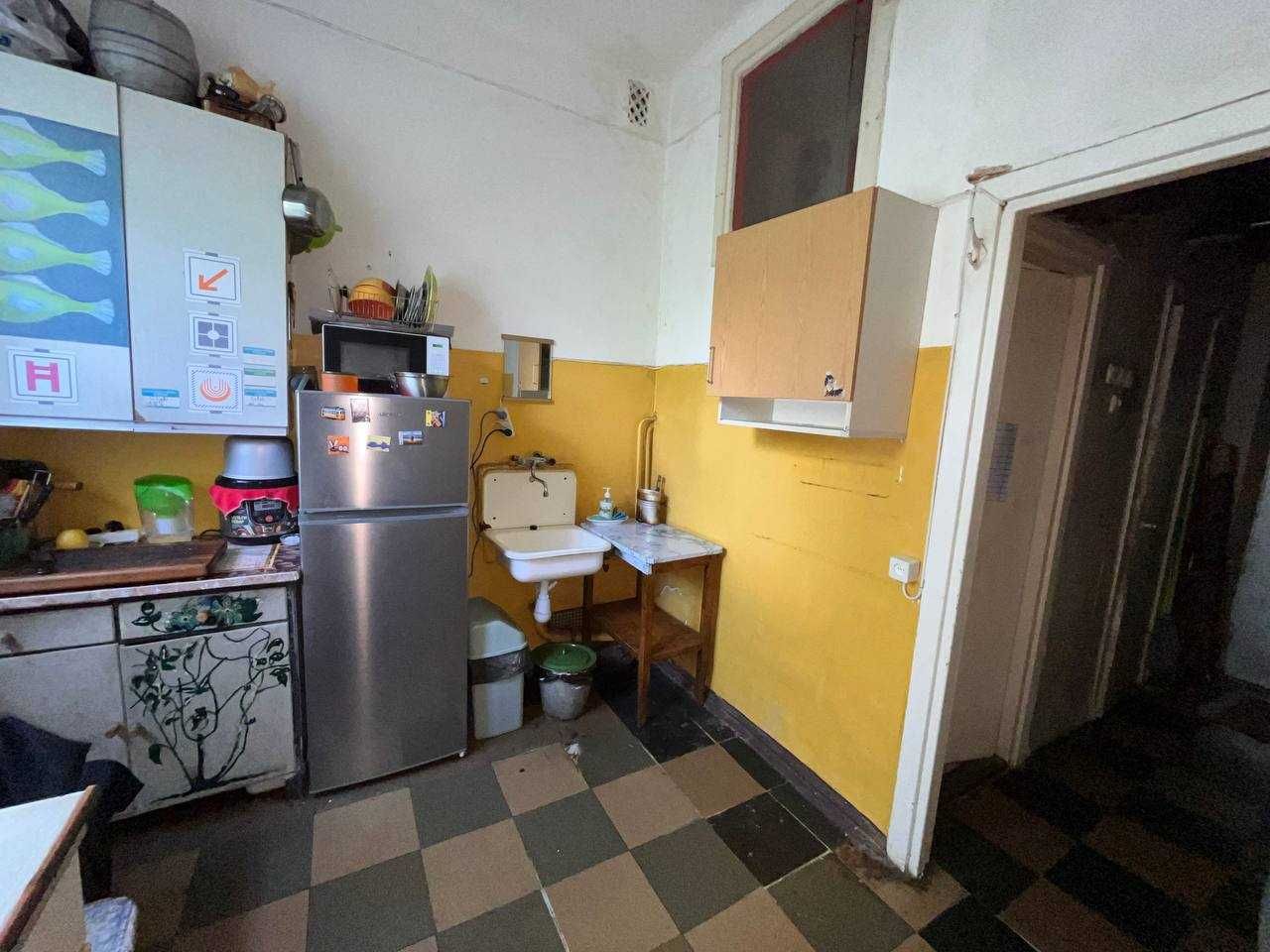Продається КІМНАТА сталінка 1 поверх