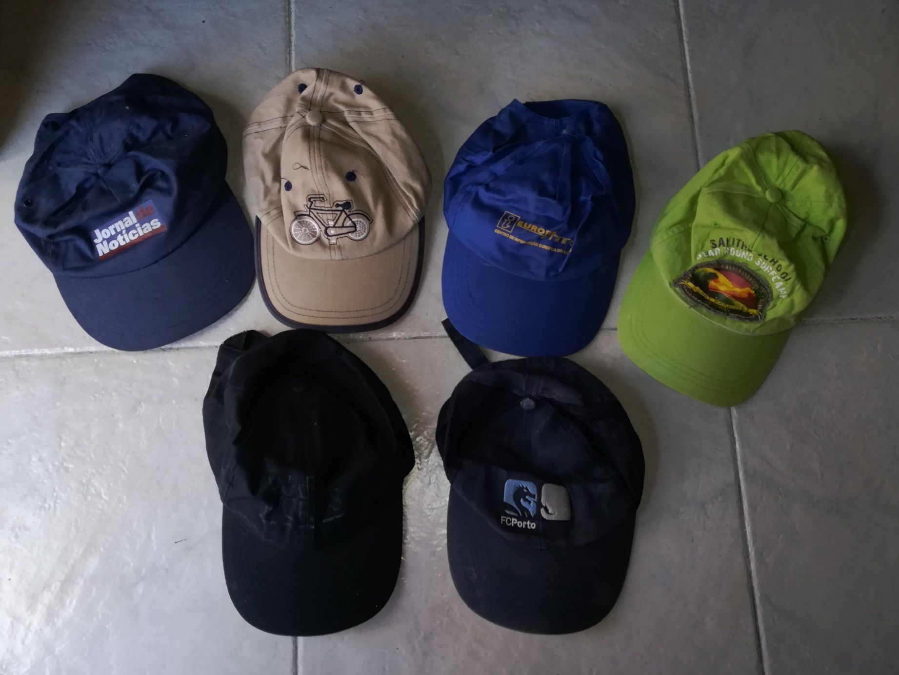 Chapéus novos e usados