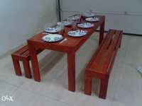 Conjunto de mesa e bancos