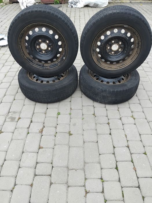 Комплетк зимнец резины  с дисками 205 60 R16 Toyota avensis
