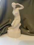 Figurka porcelanowa kobiety na kamieniu Chodzież
