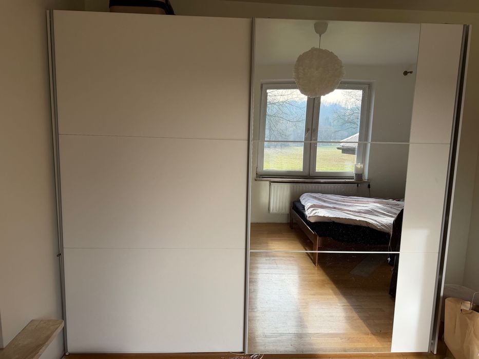 Duża szafa biała z lustrem