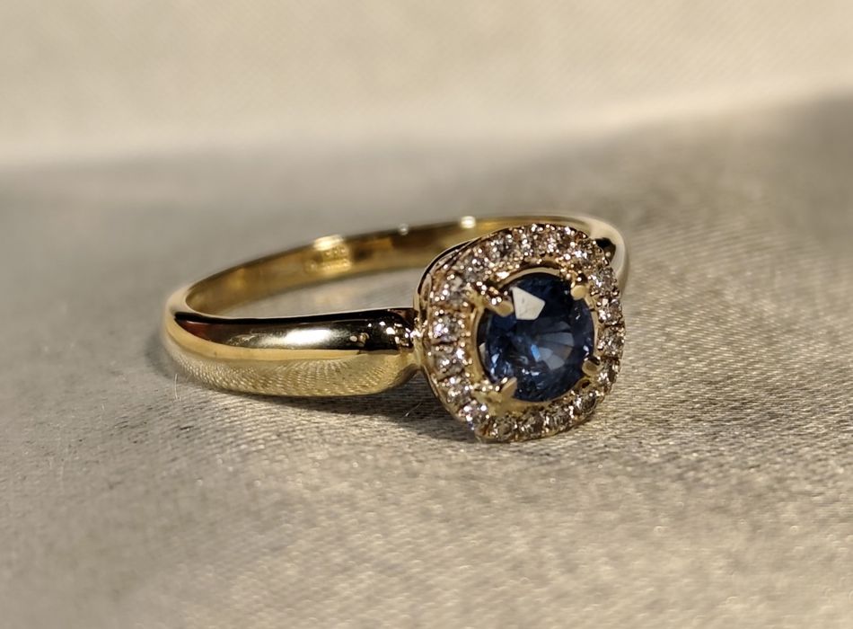 Золотое кольцо с натуральным кашмирским сапфиром и бриллиантами