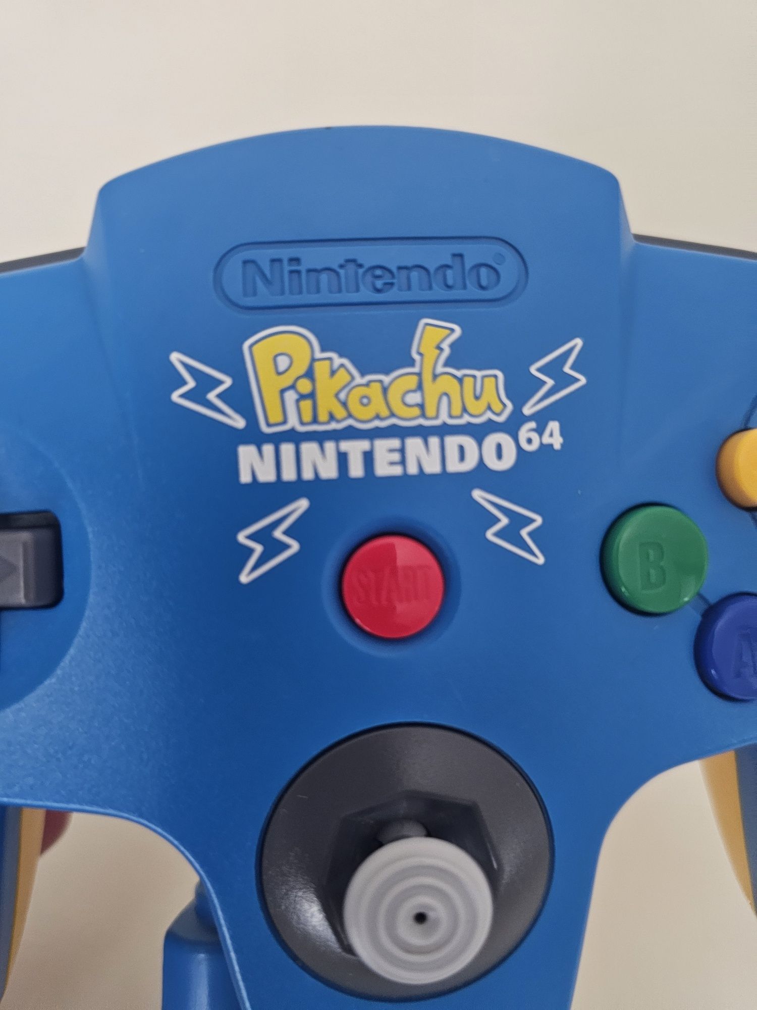 Comando Nintendo 64 Pikachu (edição colecionador)
