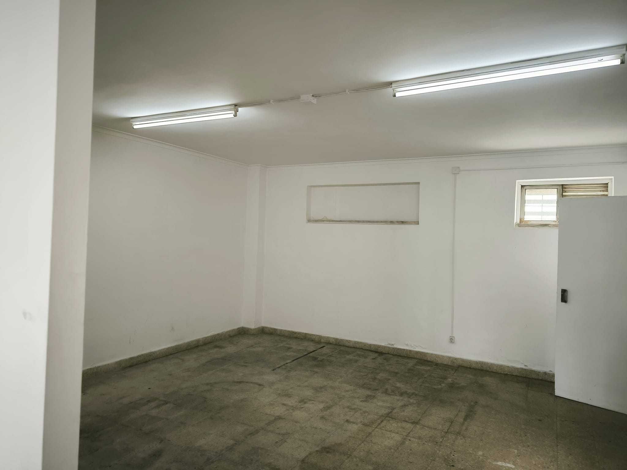 Arrenda-se loja para comércio na Póvoa de Santa Iria (Bolonha)
